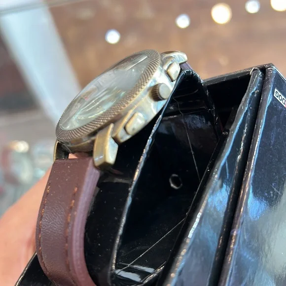 Mens Uncharted 4 Thief's End Round Brown Leather Band Analog Watch E5 Mint - Picture 3 of 4